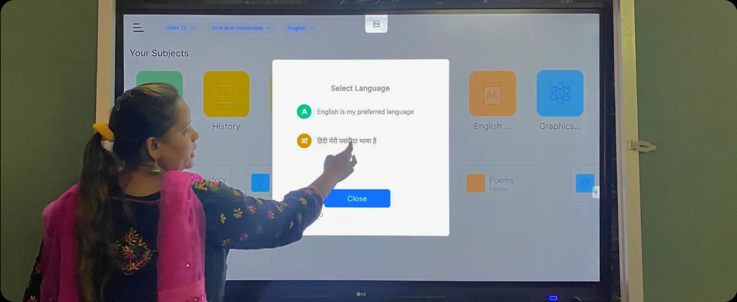 Teacher switching to smart class in Hindi on the learning management system