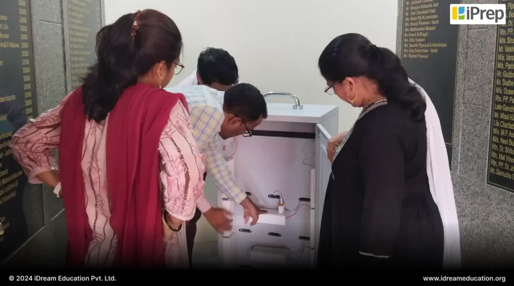 A group of teachers engaged in a training session focused on managing and using a digital library effectively. The training emphasizes safe and optimal use of tablet-based digital libraries in school