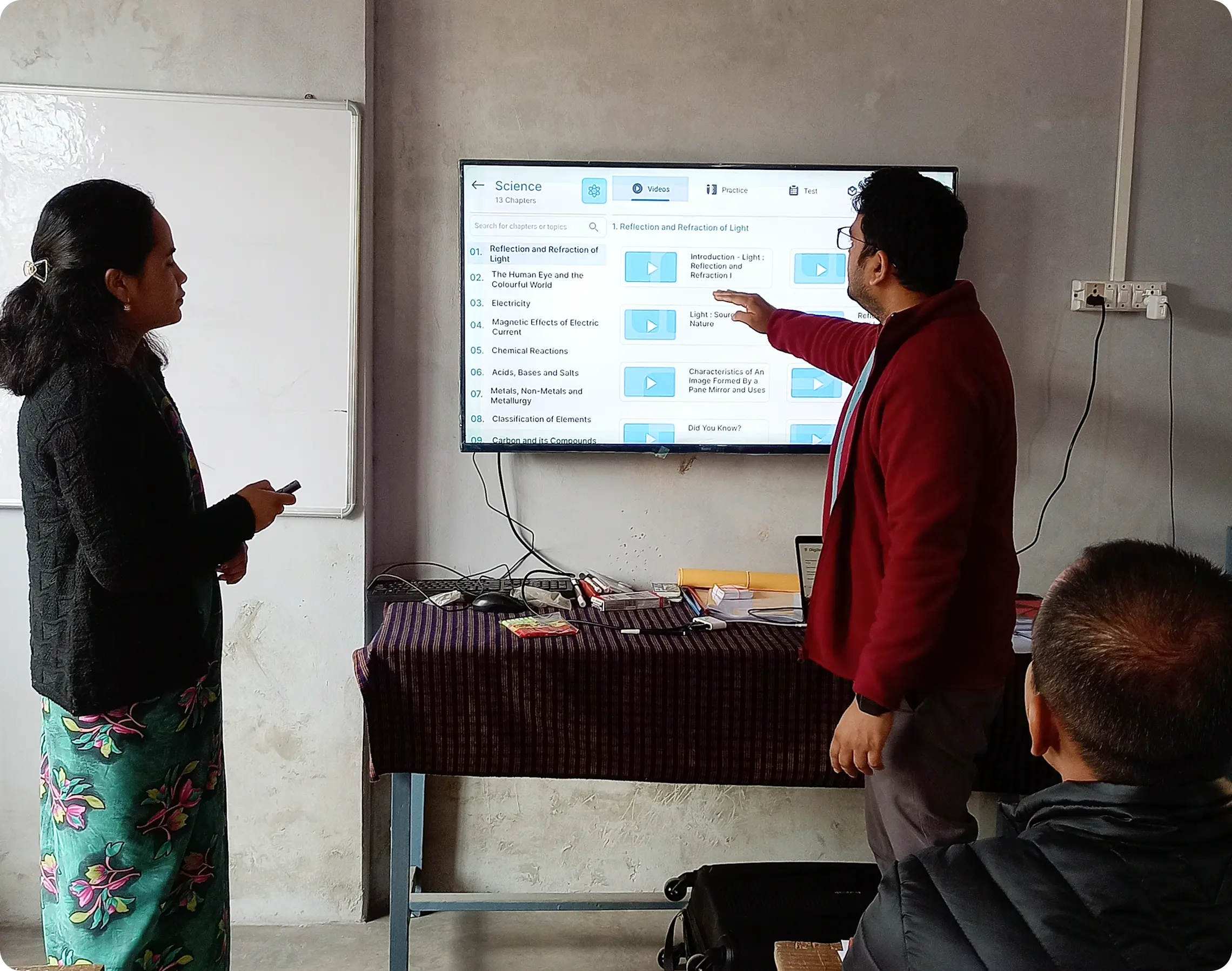 Experiential teacher training session by iDream Education on using the Smart Class app and digital content on a Smart TV